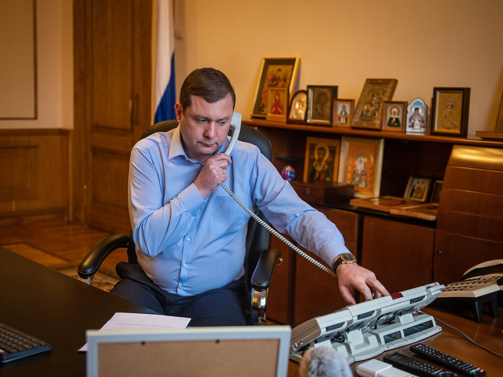 Губернатор Алексей Островский проверил работу регистратур районных поликлиник