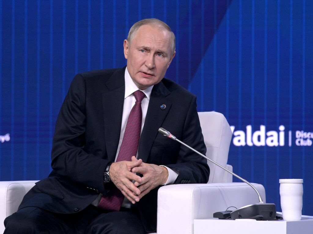Путин назвал принципиальным вопросом повышение зарплат в России