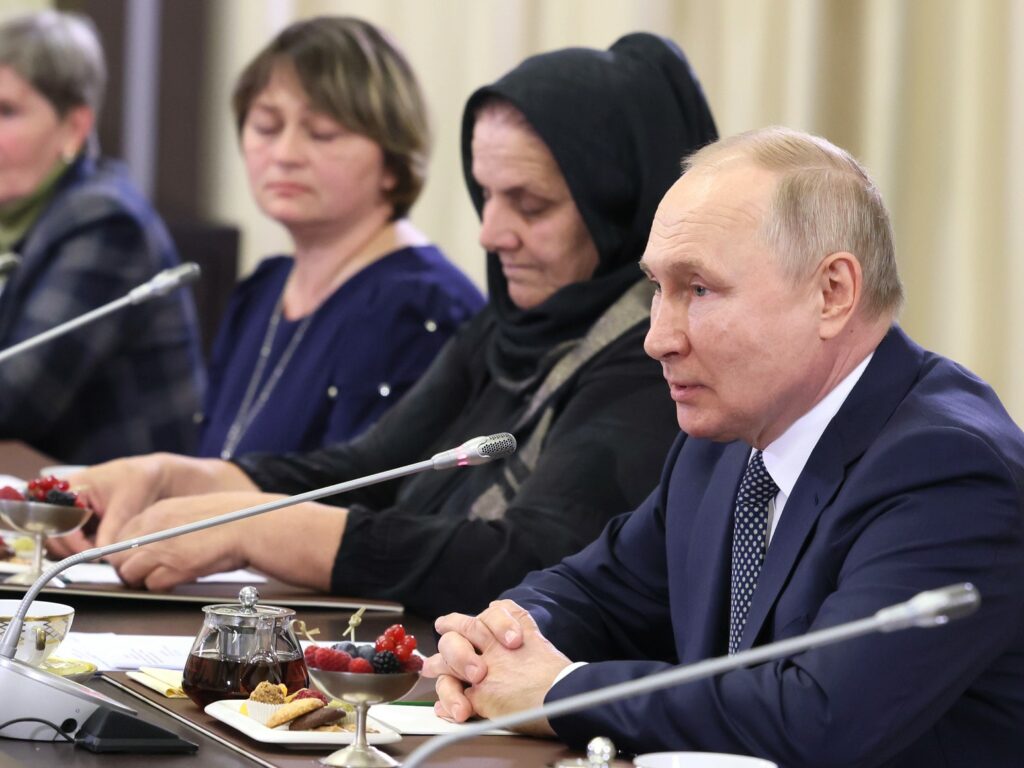Владимир Путин: власти РФ сделают все, чтобы матери погибших военных не чувствовали себя забытыми
