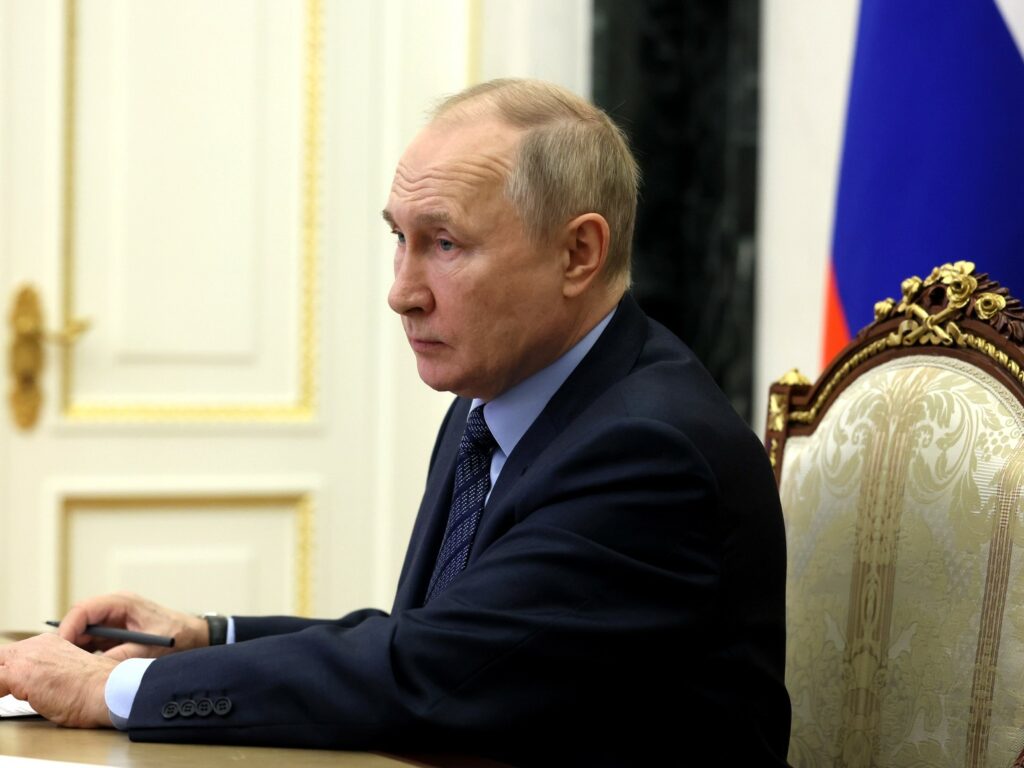 Президент РФ Владимир Путин поручил провести индексацию зарплат бюджетников в январе 2023 года