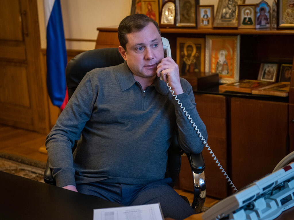 Губернатор Алексей Островский сделал контрольные звонки семьям мобилизованных граждан, которые обращались в профильный Центр за поддержкой