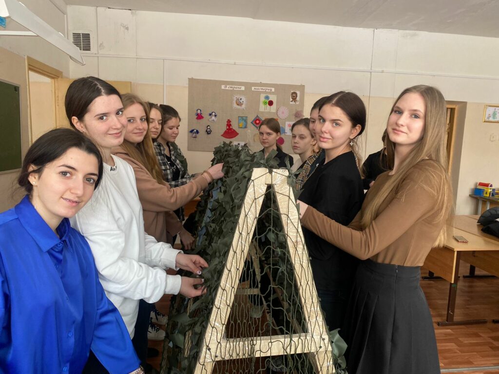 Гагаринские школьники-волонтеры изготавливают маскировочные сети для нужд СВО