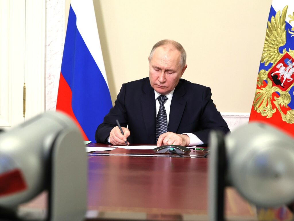 Владимир Путин призвал не затягивать с подсчетом сумм для помощи пострадавшим от пожаров в регионах