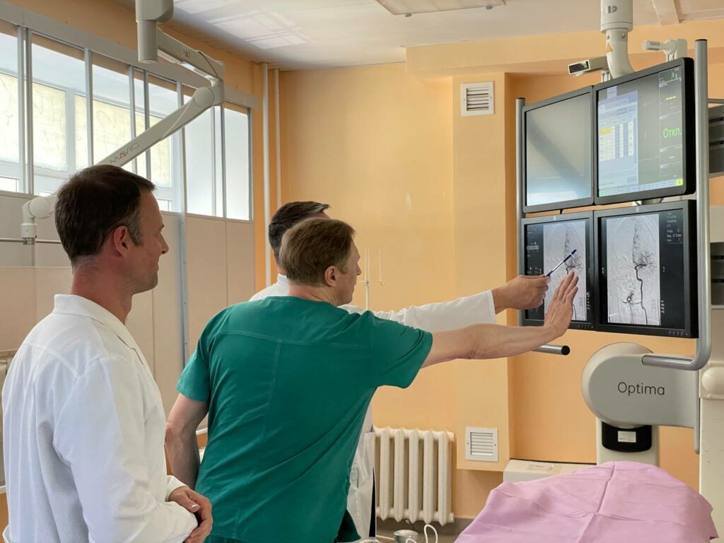 В Смоленской областной клинической больнице впервые провели операцию внутрисосудистой тромбэкстракции.
