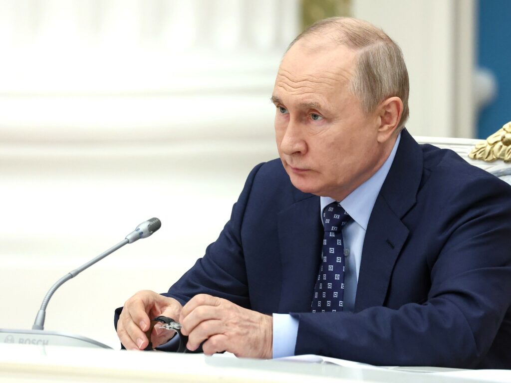 Владимир Путин назвал важнейшей задачей обновление парка общественного транспорта