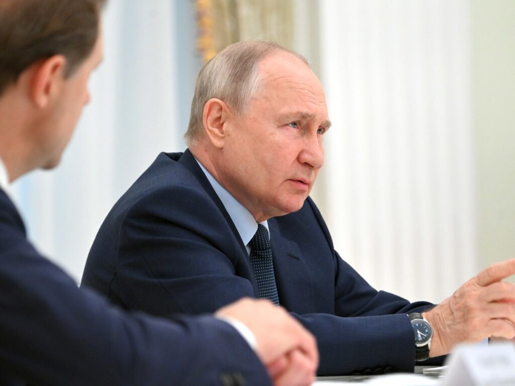 Владимир Путин: уровень занятости и зарплат говорит о том, что промышленность РФ «набирает ход»