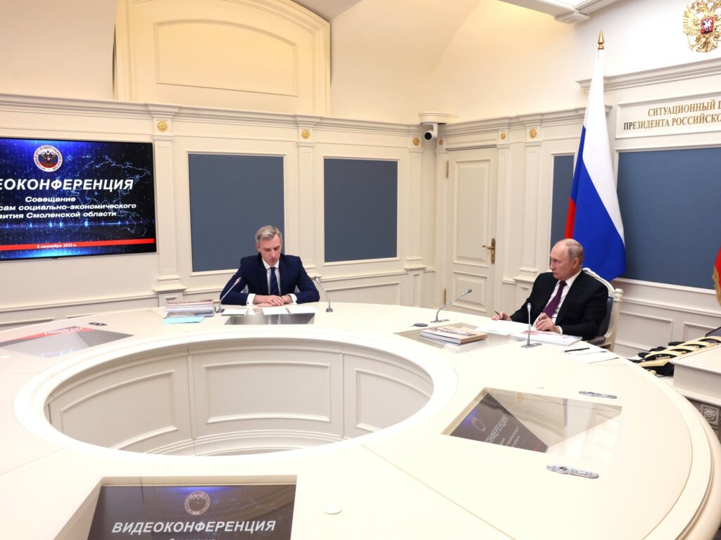 Президент Владимир Путин провел совещание по вопросам социально-экономического развития Смоленской области