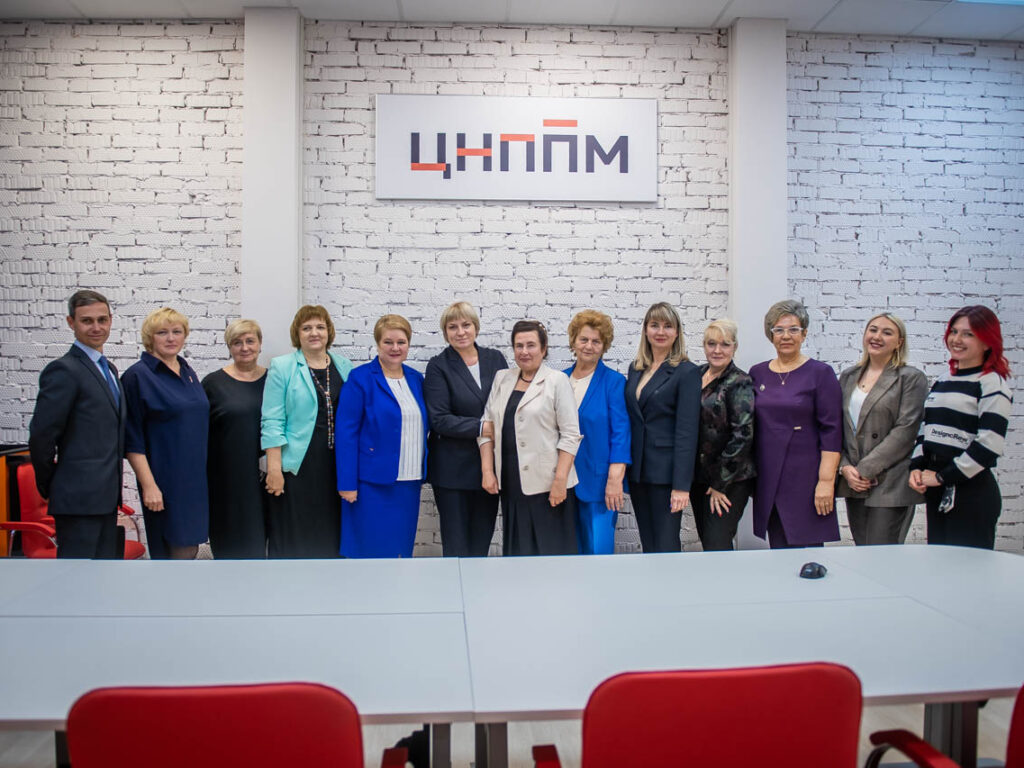 В Смоленской области введут региональную награду для педагогов со стажем работы более 40 лет