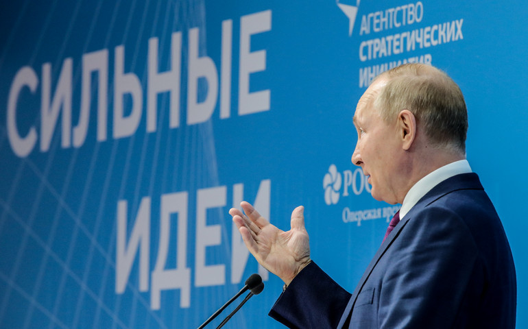 Путин: Россия становится более самодостаточной и уверенной в себе