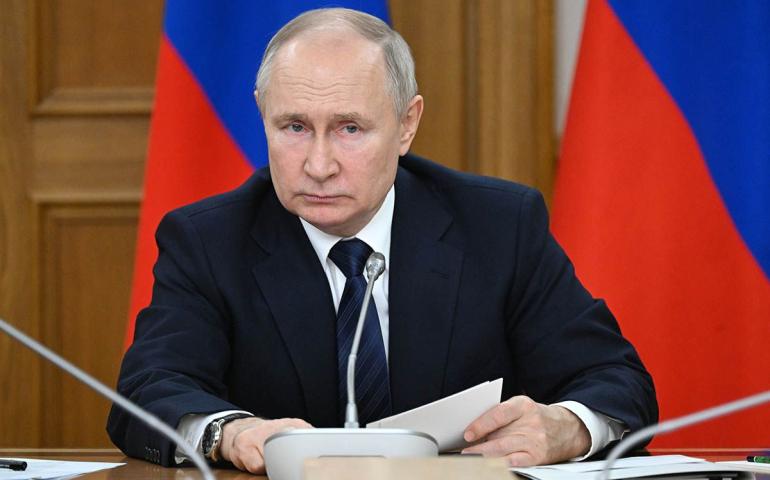 Путин подписал закон о продлении программы маткапитала до 2030 года