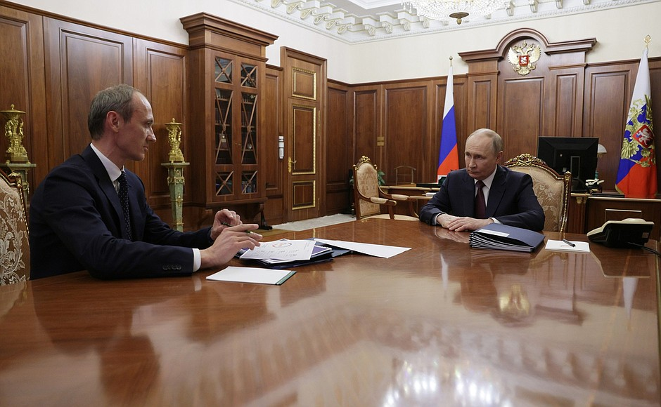 Зампредседателя правительства — руководитель аппарата правительства РФ Дмитрий Григоренко доложил Президенту об итогах цифровизации и внедрении новых технологий во все сферы экономики и жизни граждан