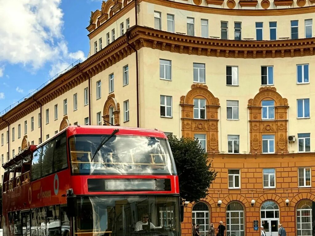Около 22 тысяч экскурсантов прокатились на красных двухэтажных автобусах по Смоленску с начала 2026 года