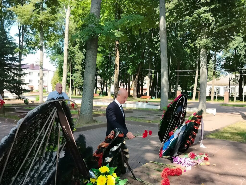 «Дань прошлому — это инвестиции в будущее»: Александр Бабаков почтил память Героев в Ельне